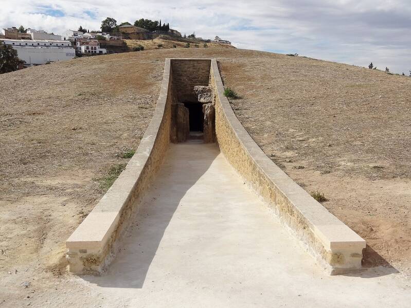 Entrada del dolmen de Viera orientada hacia la salida del Sol en los equinoccios