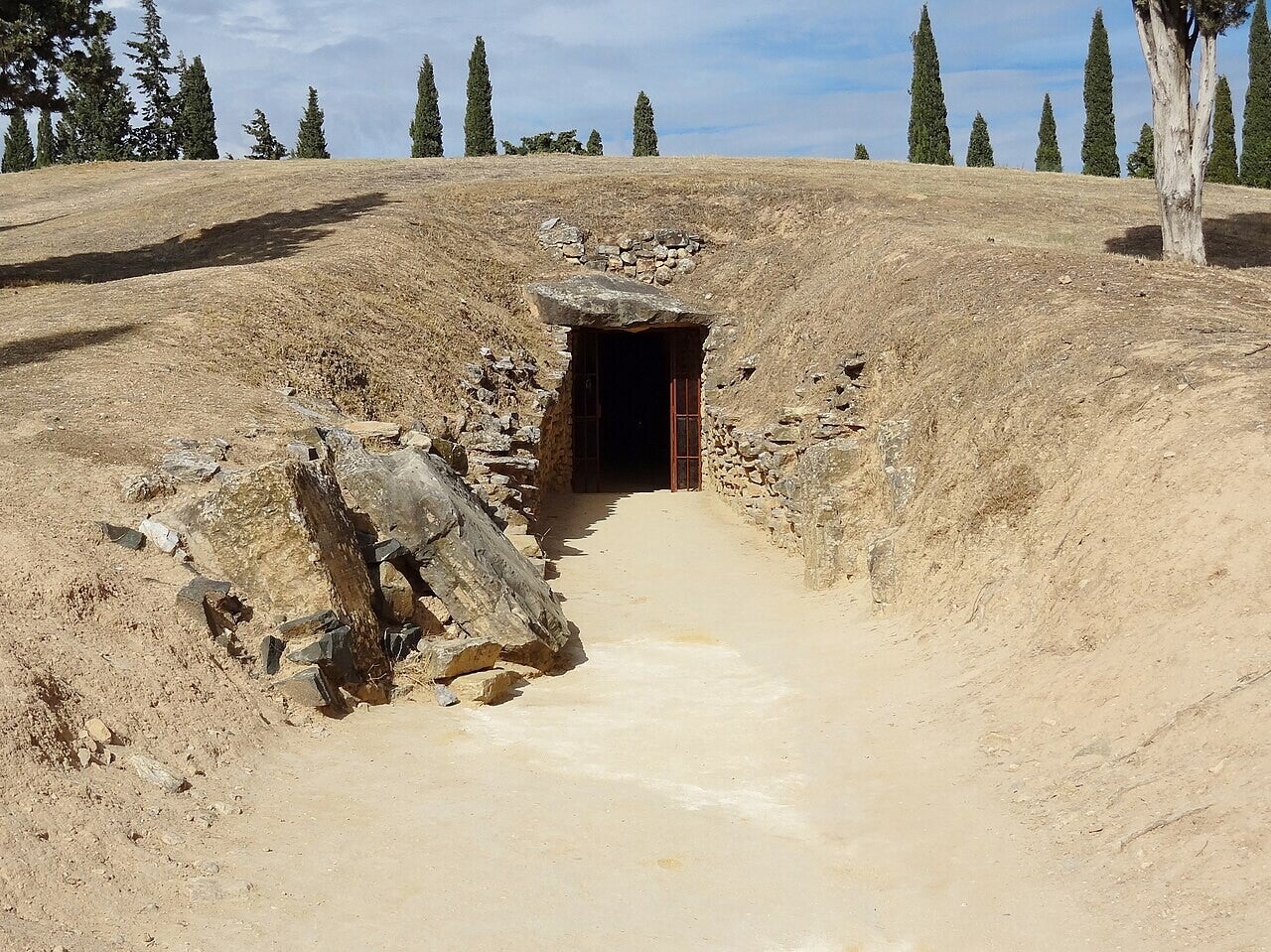 Entrada del tholos de El Romeral en Antequera