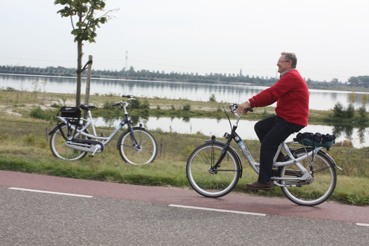 4. Thorn en fietsen langs de Maas / 3. Thorn, witte stadje aan de Maas