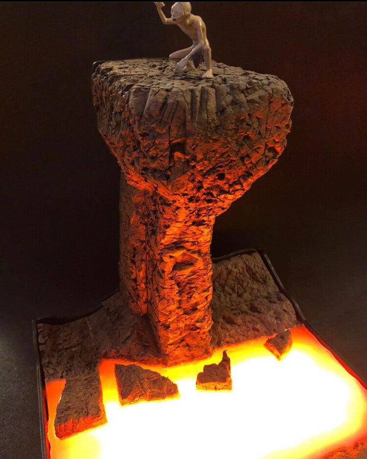 Diorama du Seigneur des anneaux "Gollum dans la montagne du destin"