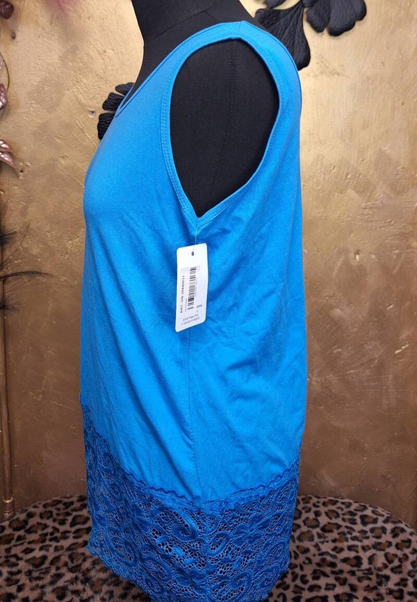 Mouwloze top met kant lichtblauw ( 40 L )