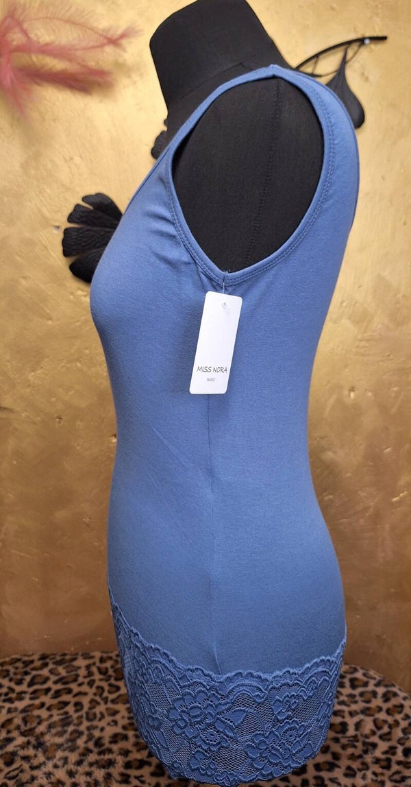 Mouwloze top met kant blauw