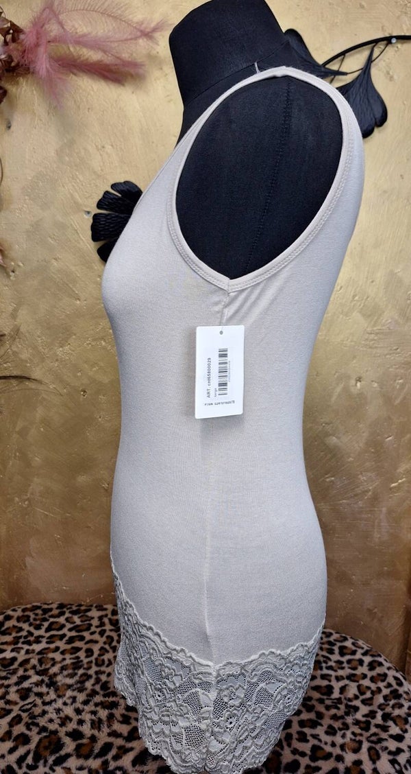 Mouwloze top met kant beige