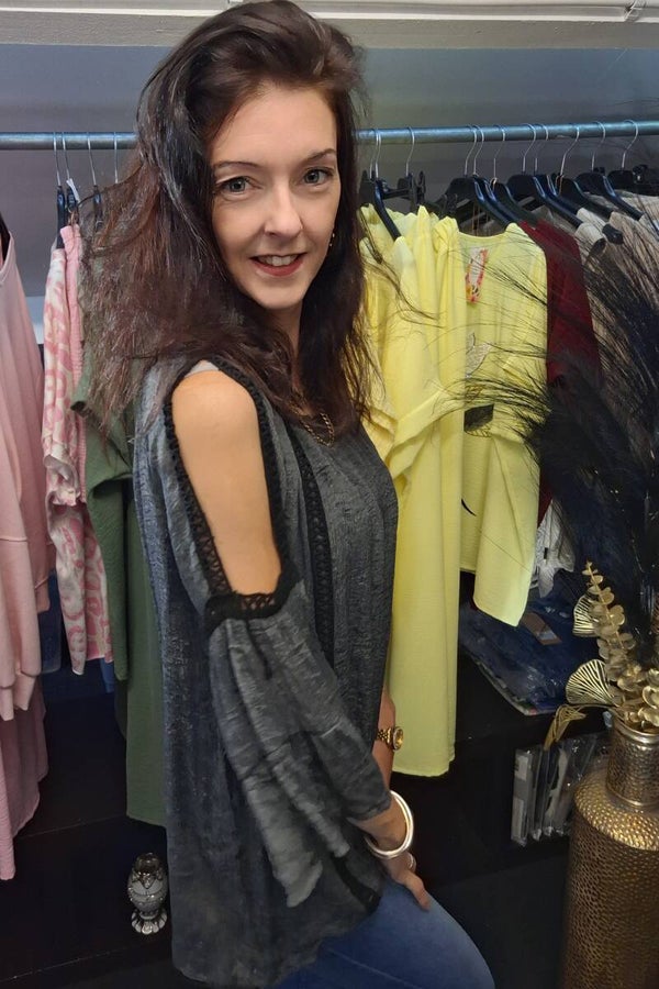 Luchtige damesblouse met sierdetails en wijde mouwen zwart