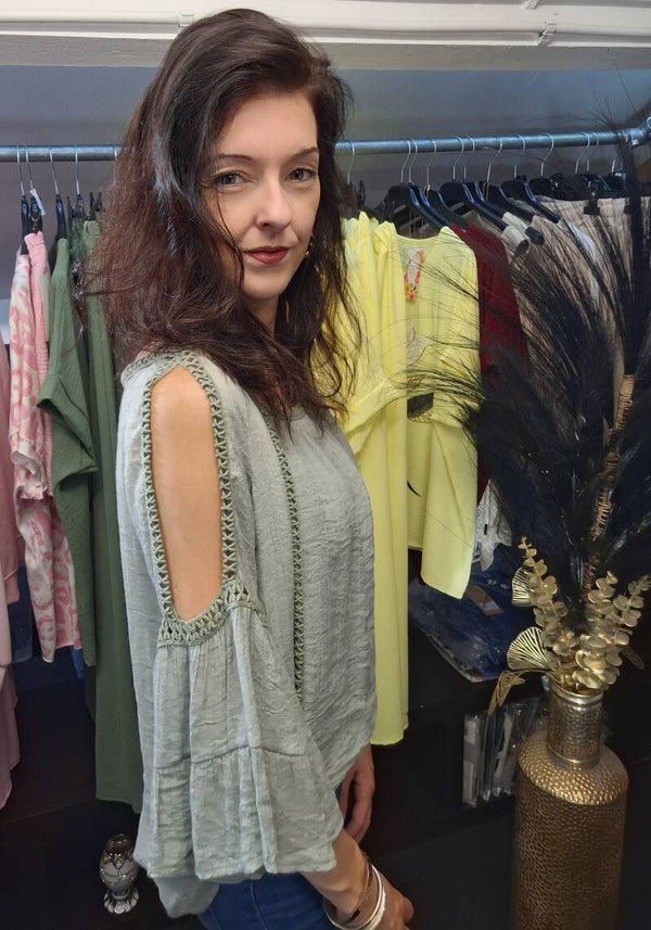 Luchtige damesblouse met sierdetails en wijde mouwen salie groen