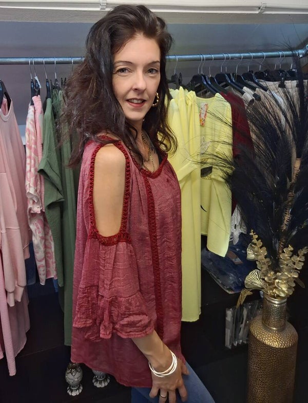 Luchtige damesblouse met sierdetails en wijde mouwen bordeaux