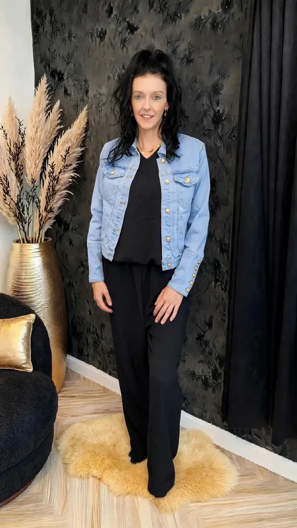 Lichtblauw Spijkerjasje Dames met Gouden Knopen - Chique Denim Jasje