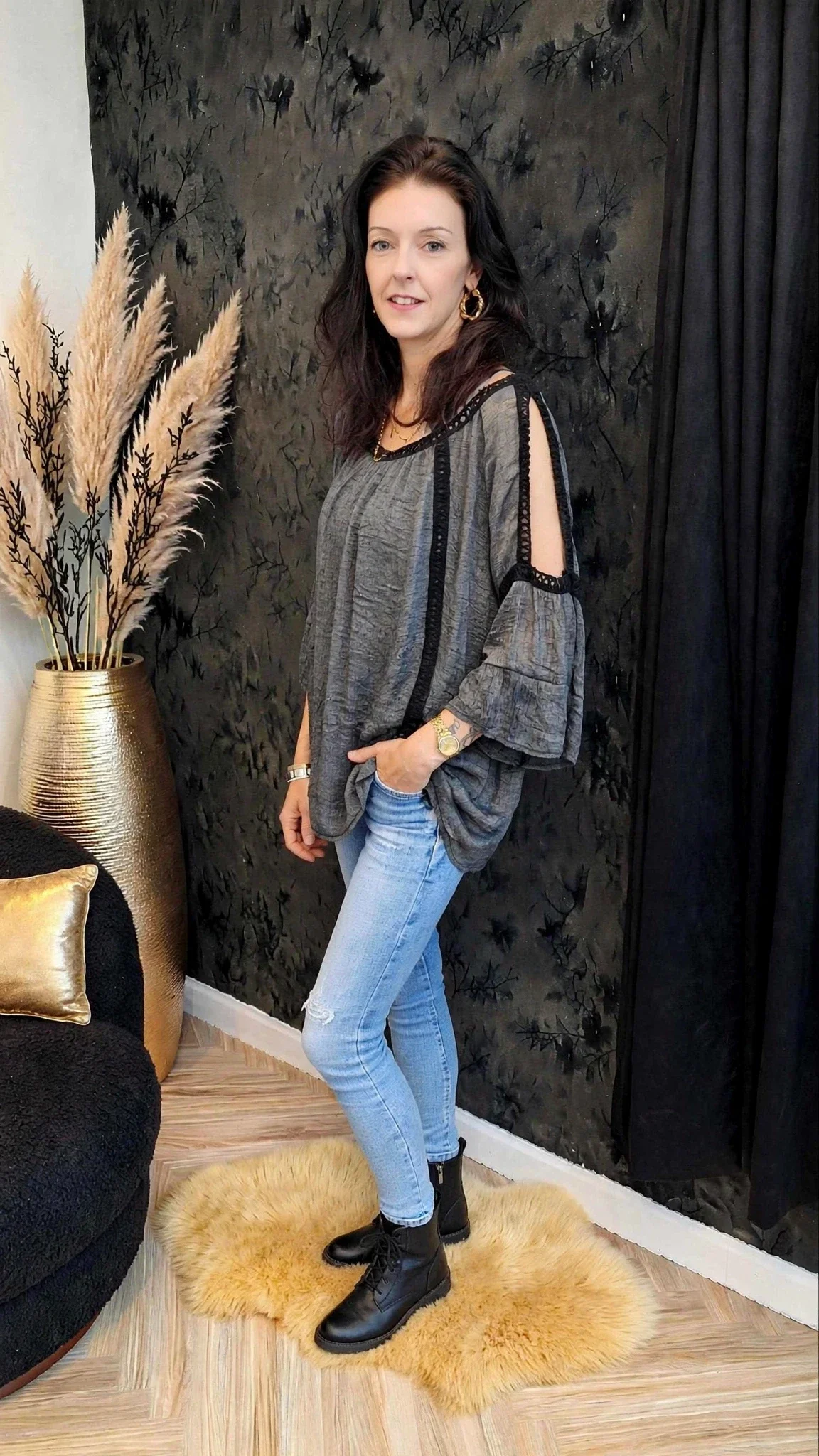 Luchtige damesblouse met sierdetails en wijde mouwen zwart