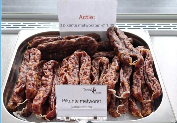 Drie strengen pikante metworsten (varken) voor €11,00.