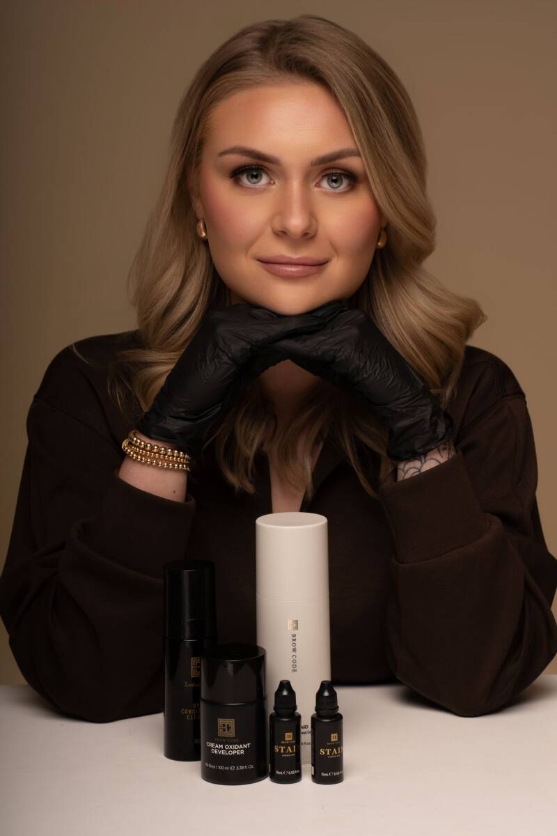 Alisha, het gezicht achter Brow Beauty, gespecialiseerd in natuurlijke wenkbrauwen in Deventer.