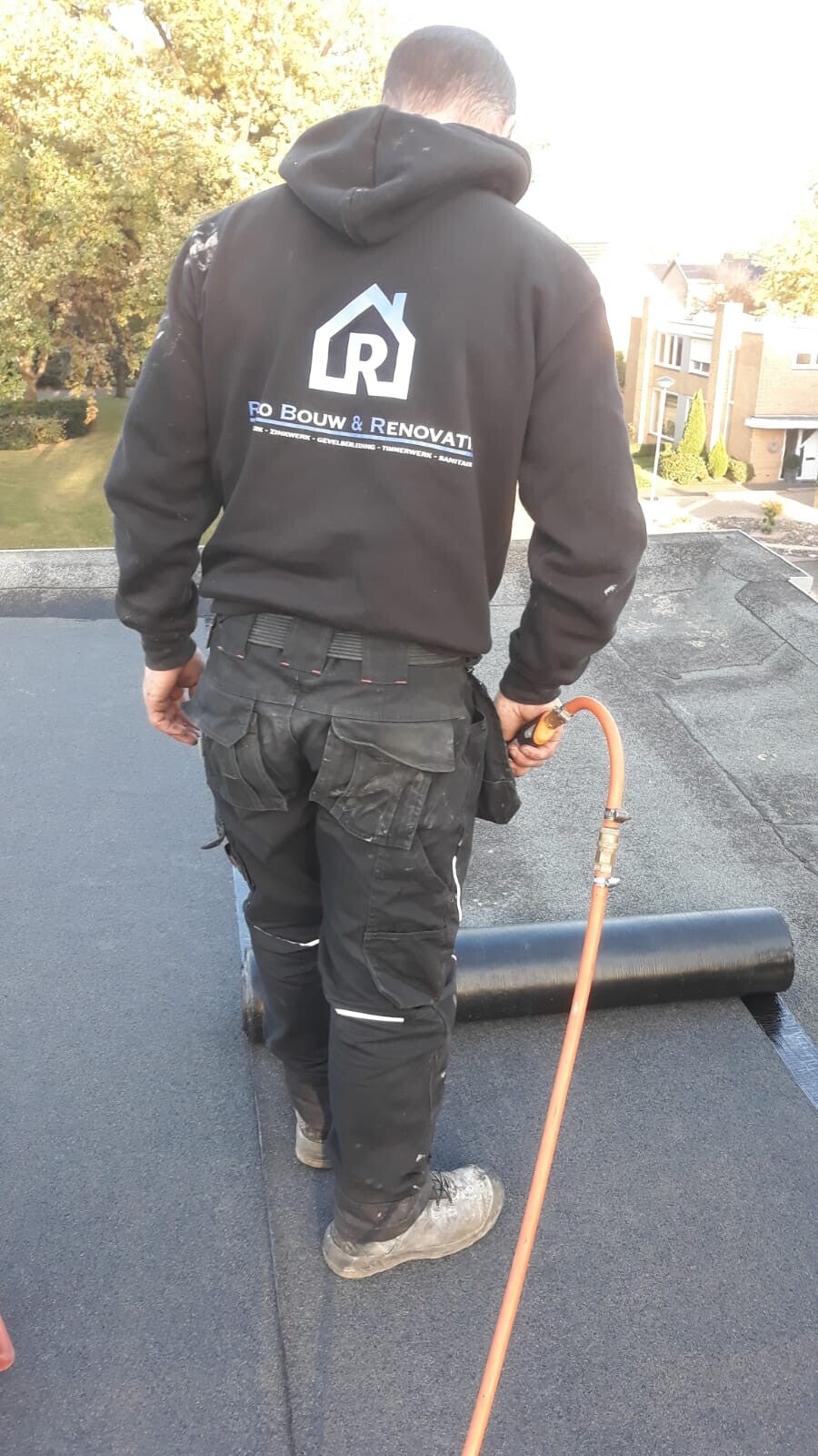 Aannemer in Dakwerk Vervanging en Reparatie Projecten Rico op een dak