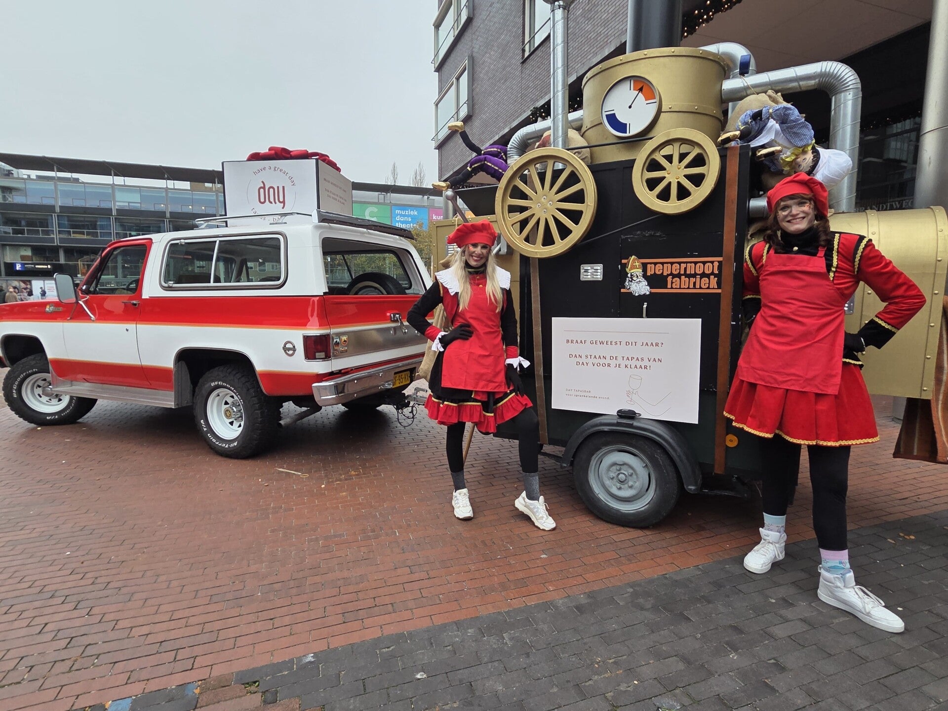 Rachel en Roline van experience models bij de pepernoten fabriek in het stadshart van Amstelvelveen voor een klus van Winkelcentrum-events