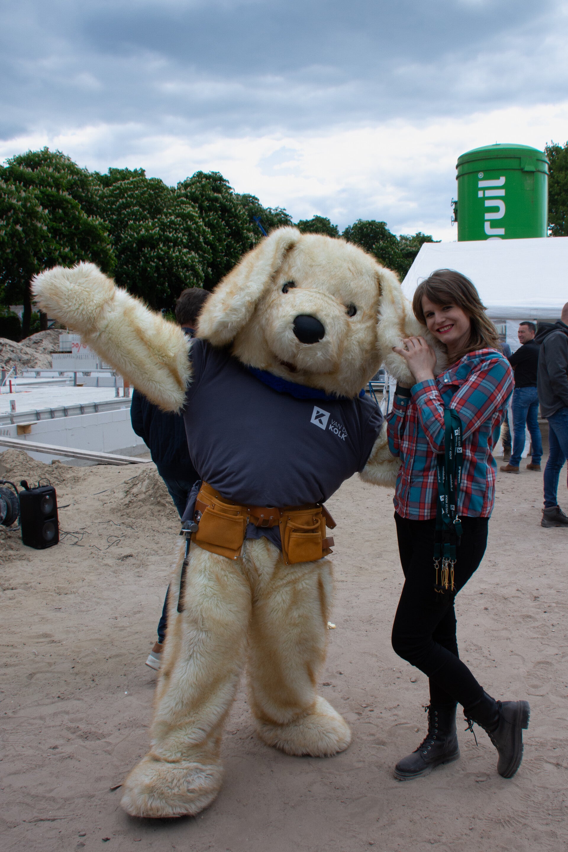 Rachel en Snuffel de hond mascotte van Bem entertainment bij Van der Kolk