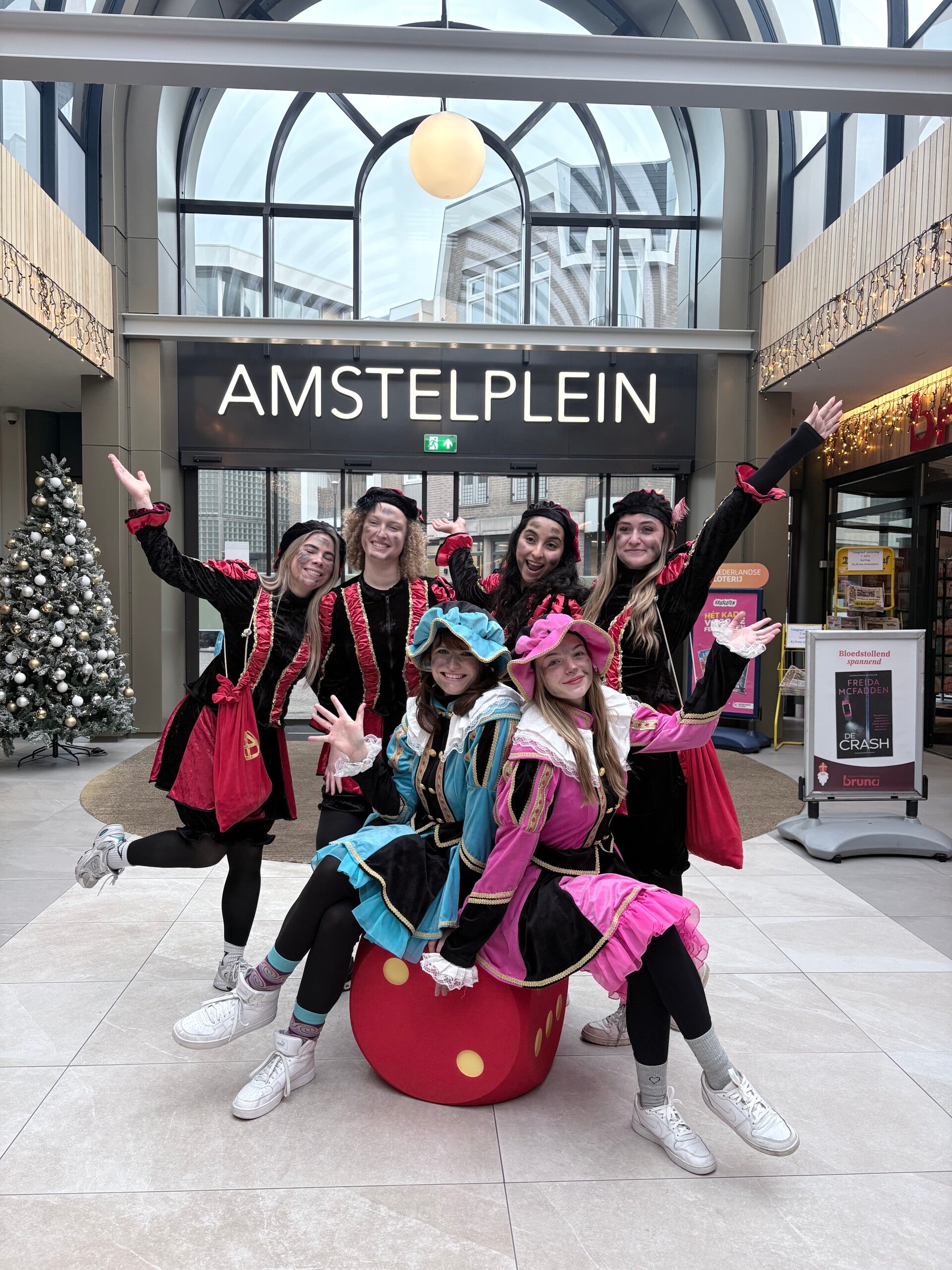 Rachel bij het dobbelspel samen met de pietenbende bij in het Amstelplein van Uithoorn bij een sinterklaas klus van Winkelcentrum events