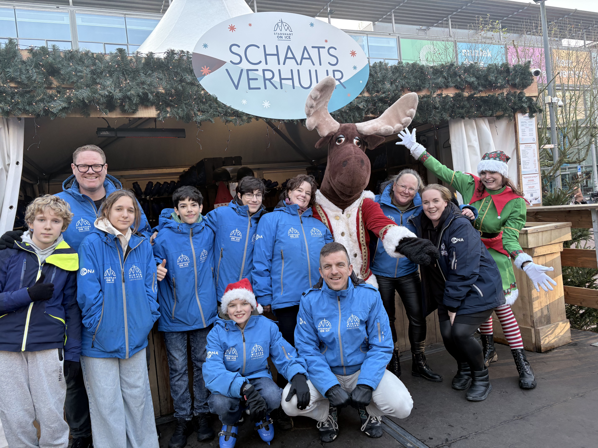 Rachel als kerstelf met Sven het rendier van BEM-Entertainment op de schaatsbaan in het Stadshart van Amstelveen