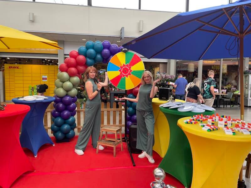 Rachel als presentatrice bij een winkelcentrum events Rad van geluk in de helft heuvel Den Bosch