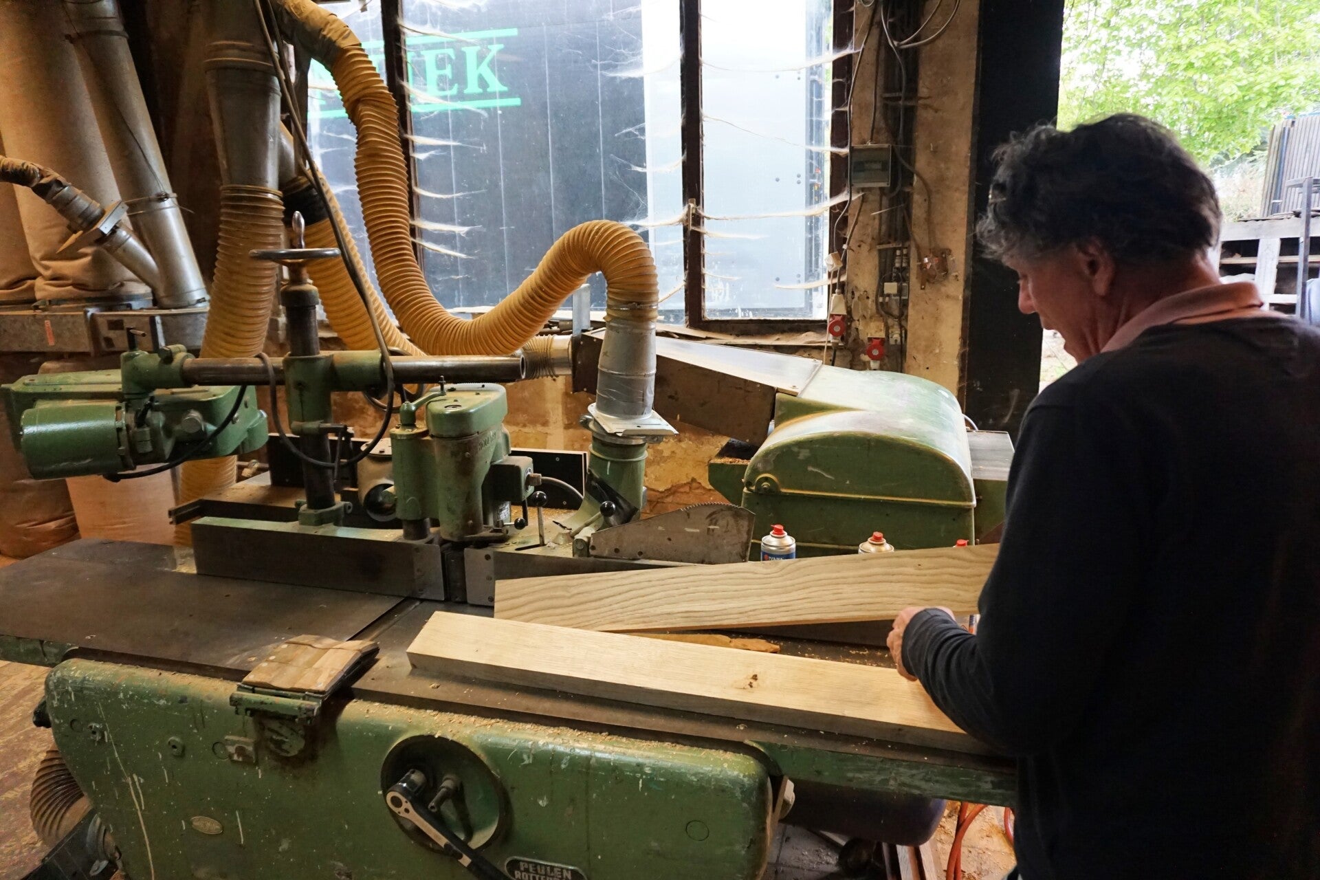 eigenaar Uniantiek bij zaagmachine