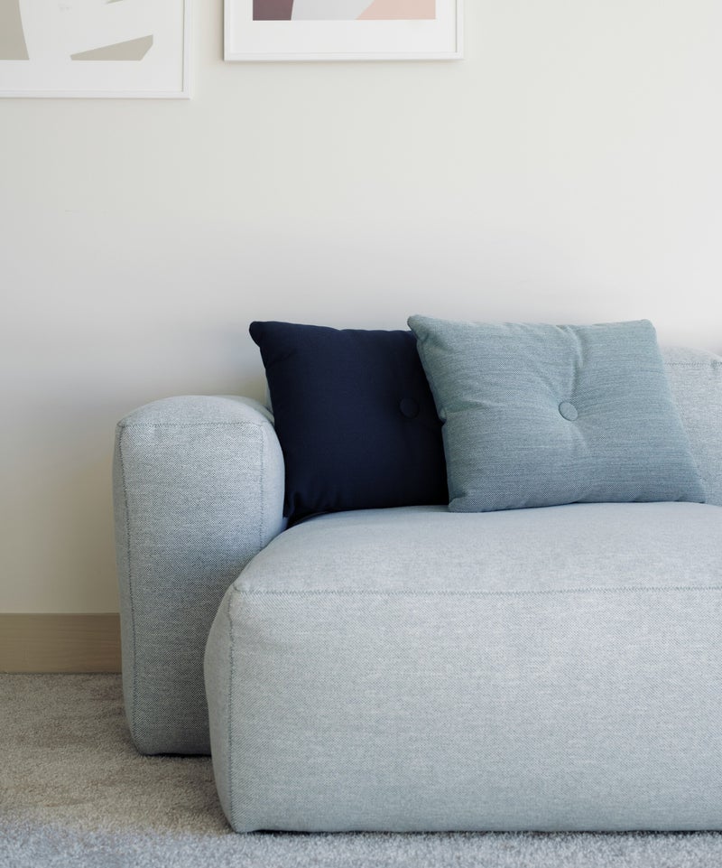 lichtblauwe bank in interieur