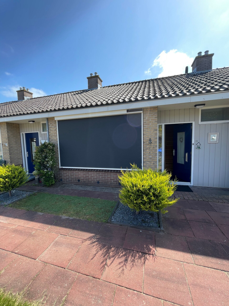 Heroal ritsscreens voorzien van Somfy io solar motoren op afstandsbediening, wilt u dit ook of op zoek naar andere zonwering neem vrijblijvend contact op of vraag een offerte aan, wij hebben top merk producten van duitse en nederlandse fabriekanten en sta