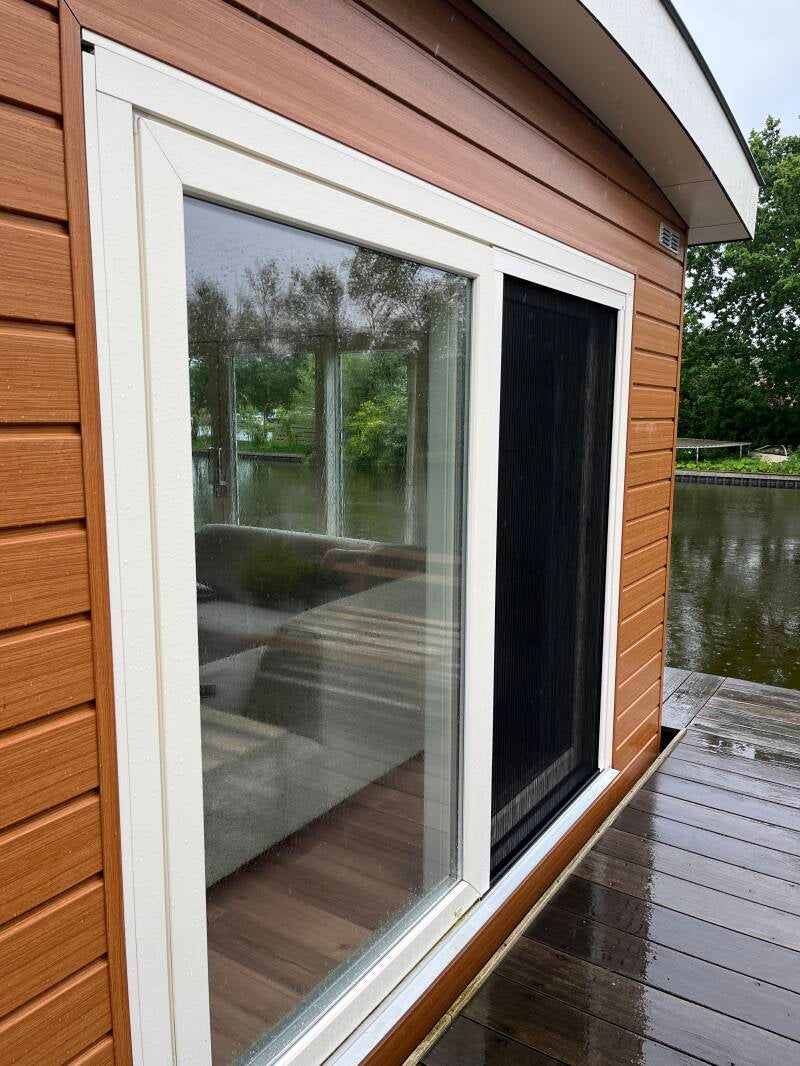 Op loosdrecht deze woonboot voorzien van Unilux horren, naast Unilux hebben wij nu ook de horren en raamdecoratie van Keje.