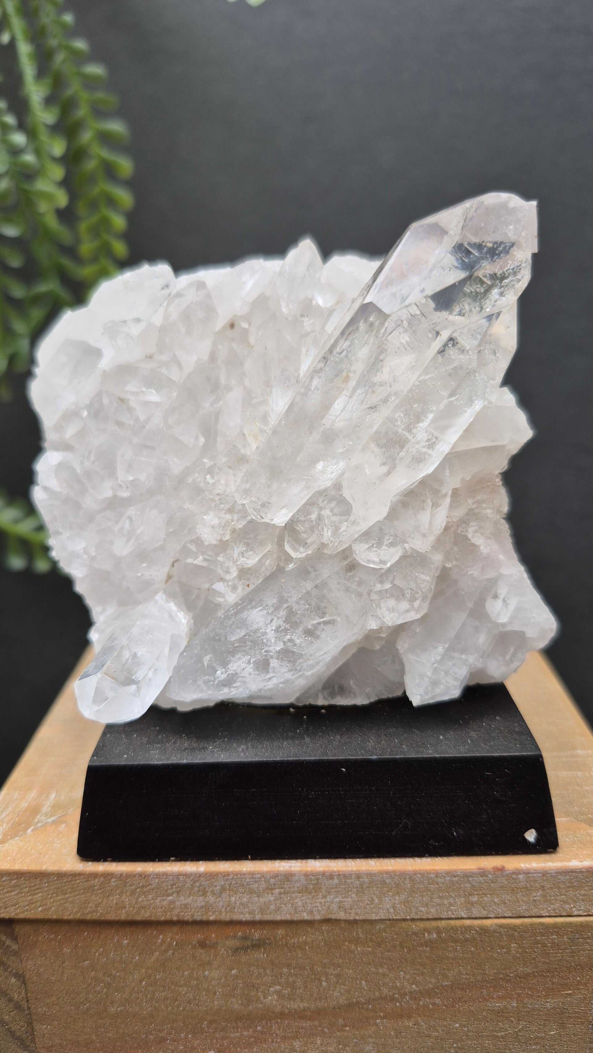 Bergkristal cluster op voet #2