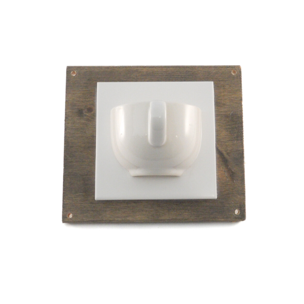 Kopje op tegel voor aan de muur