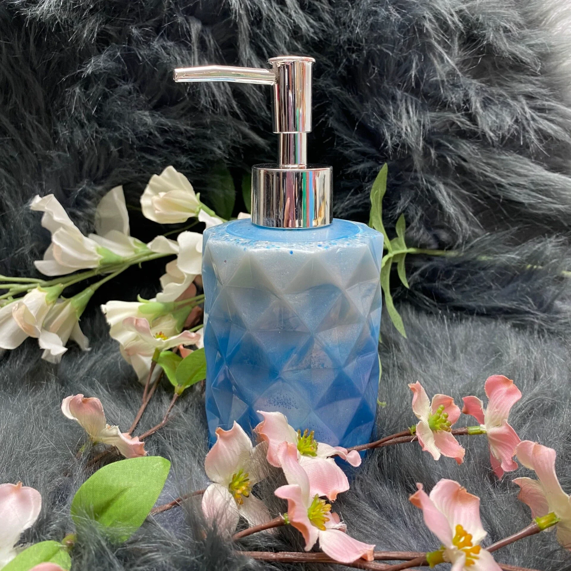 Handgefertigter Seifenspender blau weiß silber