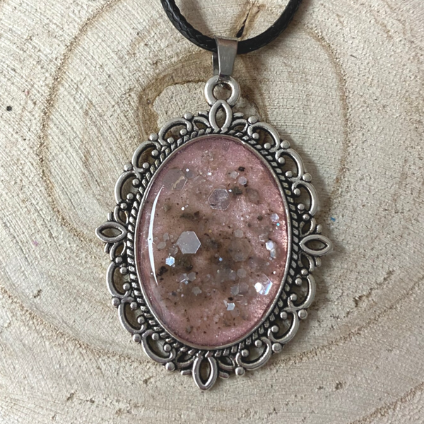 Kette mit Anhänger und Asche