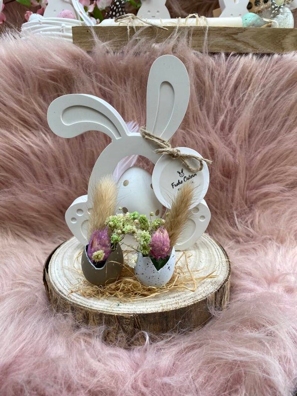 Großer Osterhase auf Baumscheibe