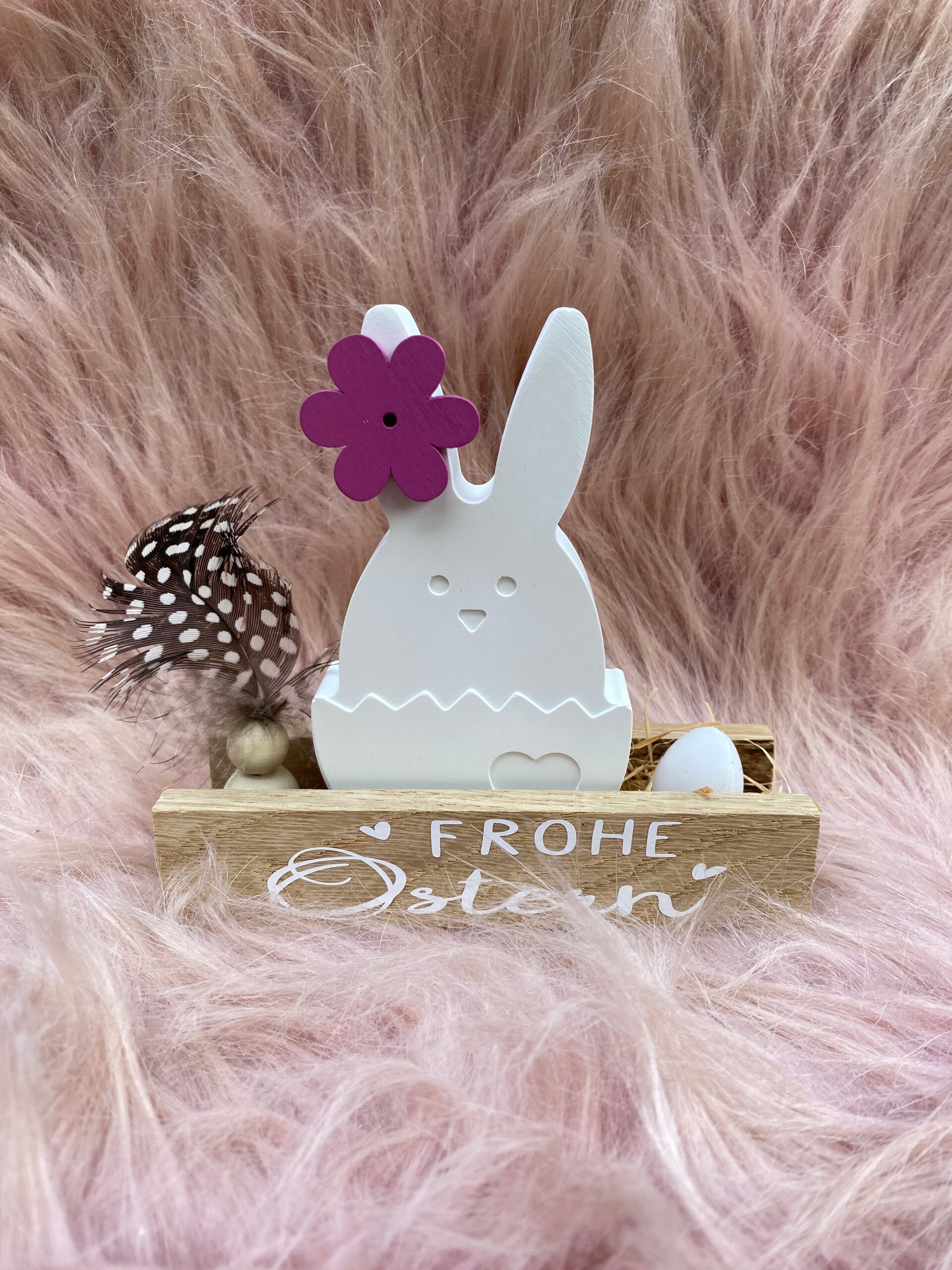 Osterhase auf Klötzchen frohe Ostern