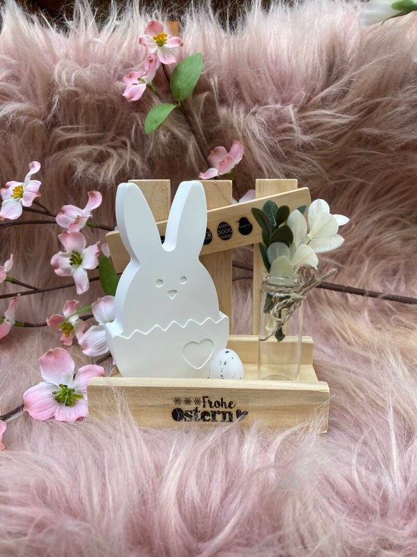 Osterhase auf Klötzchenzaun mit kleiner Vase