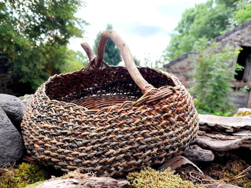 corbeille en tresse du néolithique avec intégration d'une anse en bois flotée