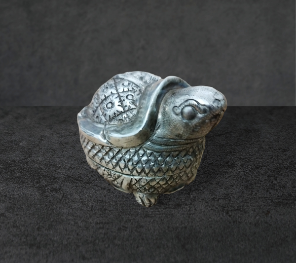 boîte en argent en deux parties dans le motif traditionnel khmer,