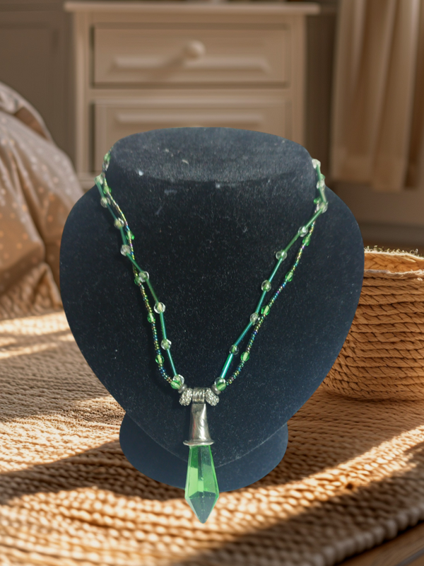 Collier vintage avec cristaux verts