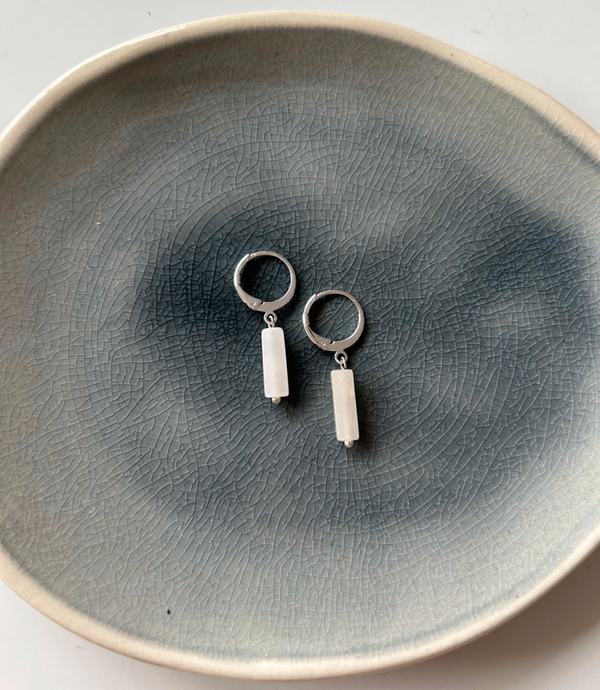Oorbellen | natuursteen tube | zilver | melk wit/roze