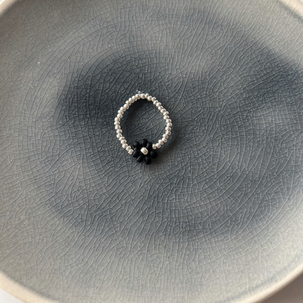 Ring | bloemetje | zwart/zilver
