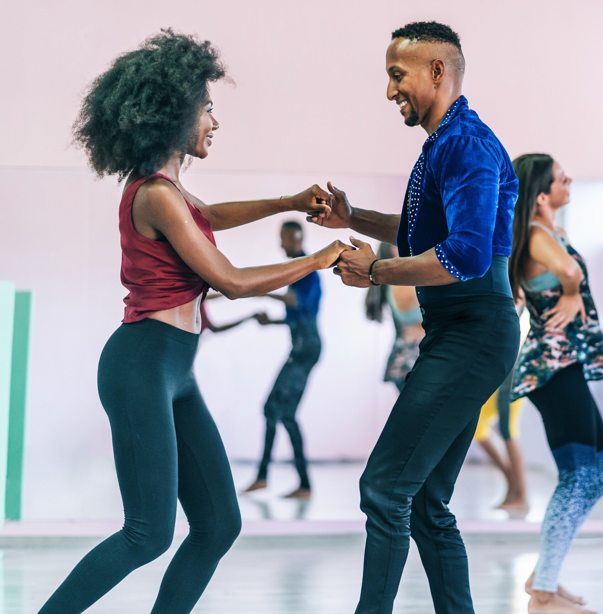 Couple dansant la bachata ou la kizomba dans une ambiance chaleureuse
