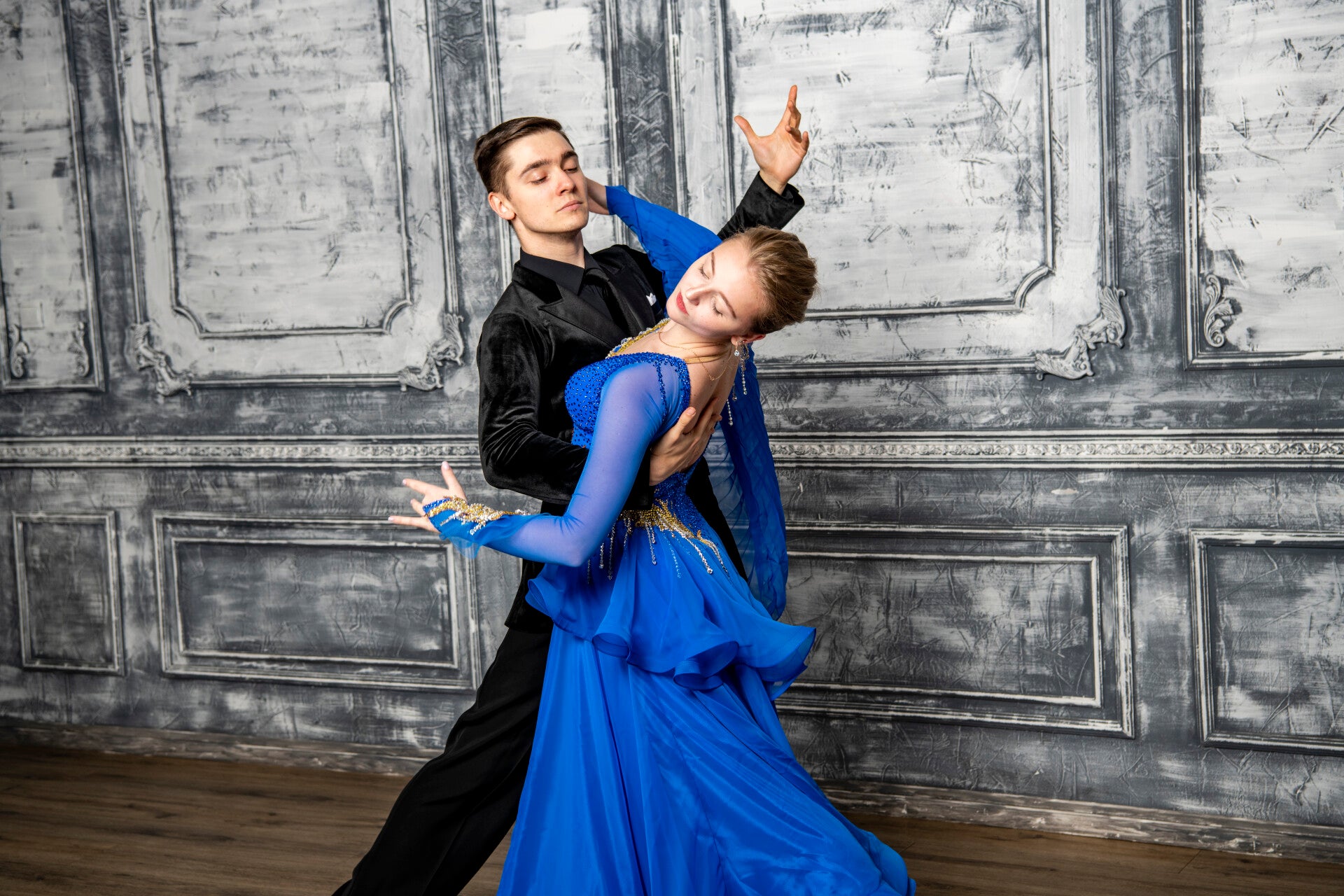 Jeune couple dansant la valse dans une écoled de danse en russie