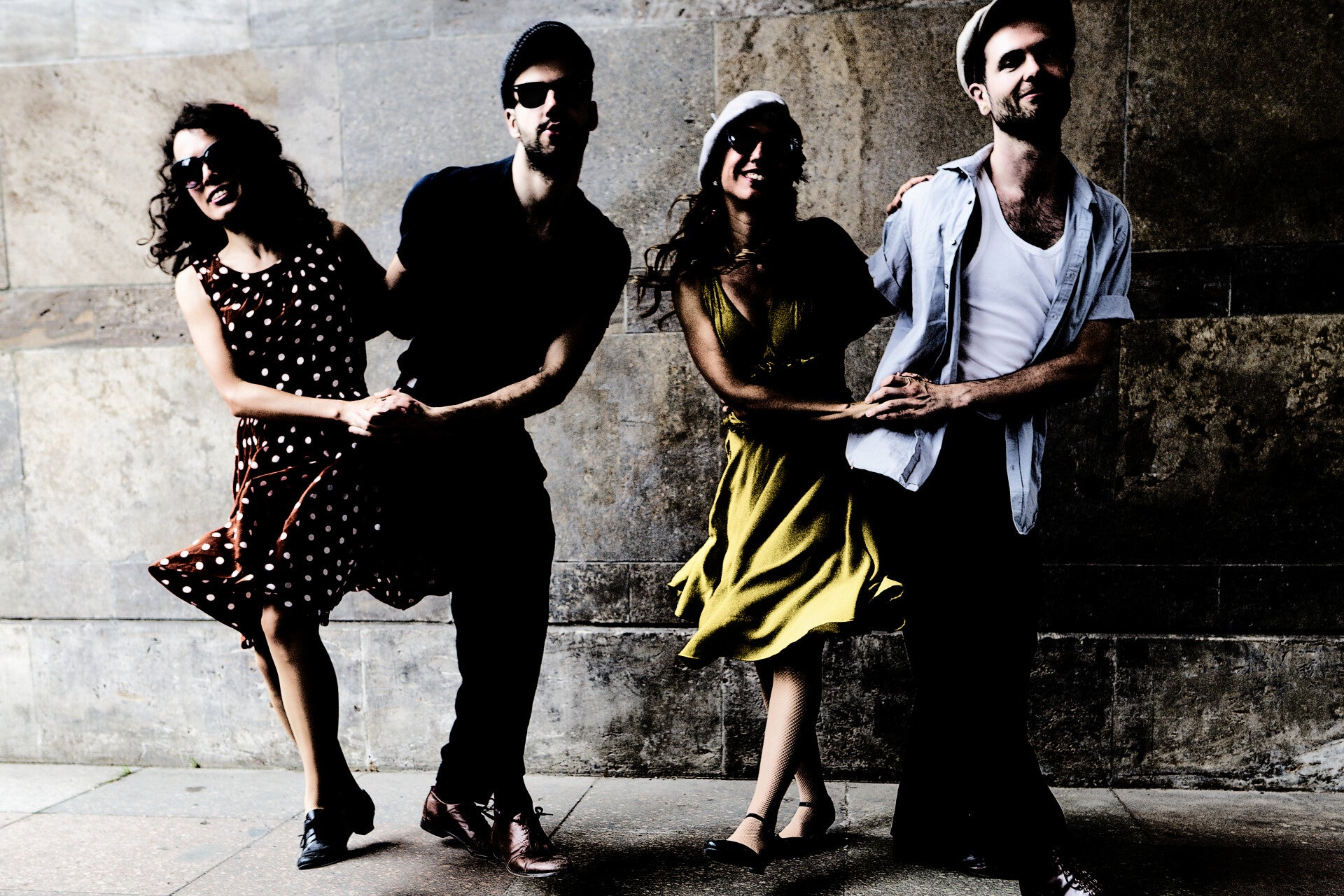 Deux couples dansant le Rock'n roll dans une rue de New Orleans