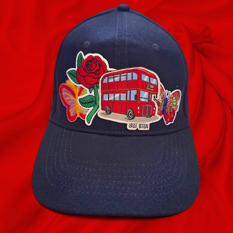 Londons finest; prachtige patched zomerpet met uniek samengestelde patch selectie waarvan slechts 1 gemaakt is en daarom onderdeel van de One of One collection van de Patch Hat Bar by LIAN Studio.