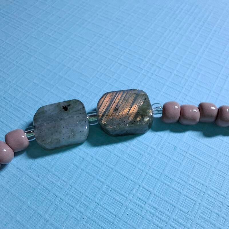 regenboog shine op de labradoriet kralen van de Aurora ketting