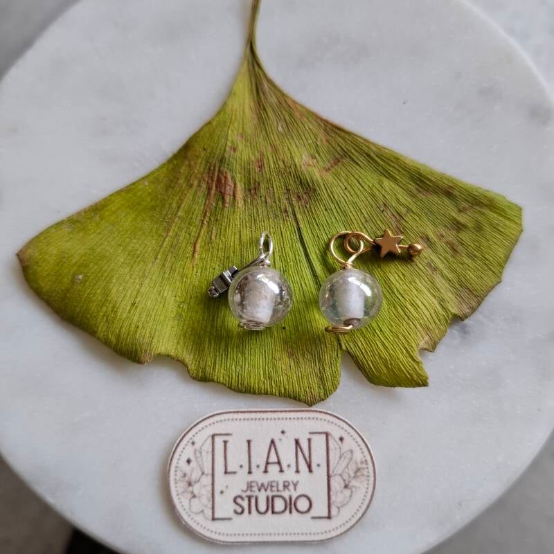 Blush stardust bedel met hematiet ster op een ginkgo biloba blad, dat moet wel geluk brengen, stainless steel sieraden in silverplated en goldplated, met of zonder slotje aan de bedel, hoe ziet jouw bedelketting eruit als je het zelf samenstelt?