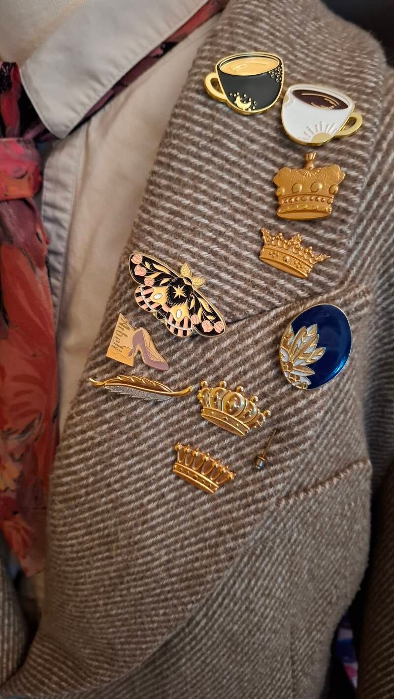 Stijl je broches en pins zoals je wilt. Hier zie je ze op mijn wollen mantel gestyled voor de foto. Kroontjes pins zijn vintage, dus oud en nieuwe broches en pins gaan goed samen.