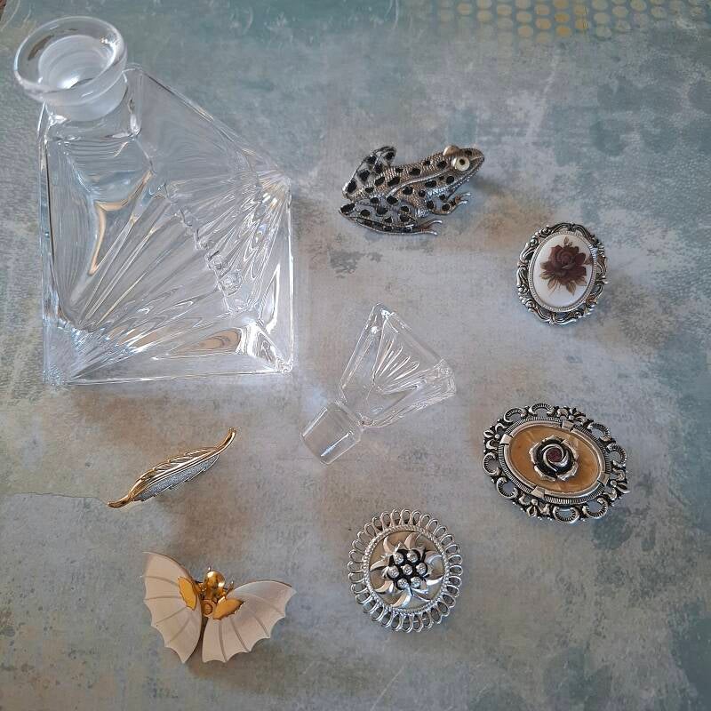 Zeldzame vintage en retro zilverkleurige broches, van elk maar 1 beschikbaar bij LIAN Studio; get yours!!