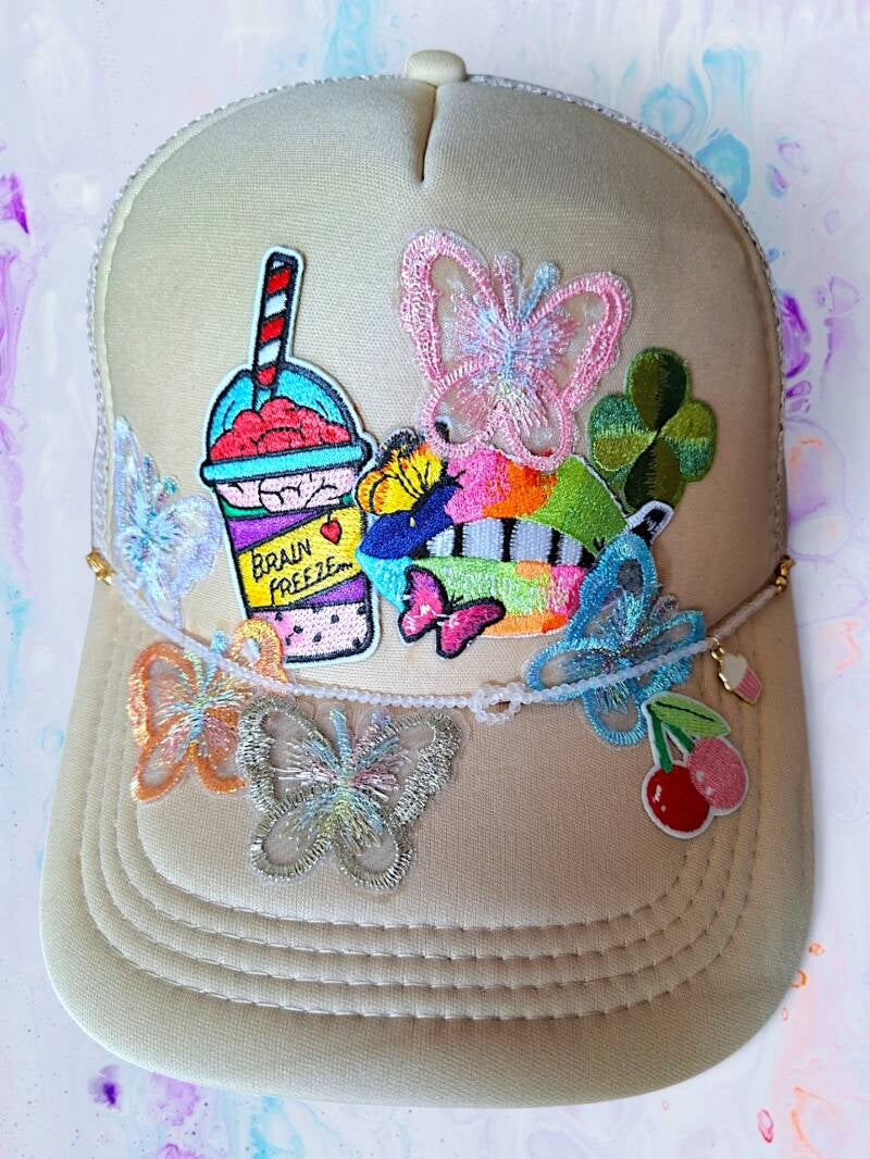 Khaki cap 'Butterfly Kisses" met heel veel vlinderpatches, lucky klavertje 4, brain freeze sugar overload slushie, kersjes en edelsteenkettinkje met cupcake bedel, One of One Collectie van de Patch Hat Bar by LIAN Studio