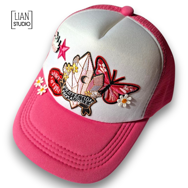 Wil je een statement maken met een originele pet? Hier is je nieuwe favoriet; roze met witte trucker hat met de quote: Protection from a-holes, het kan maar beter duidelijk zijn toch?!