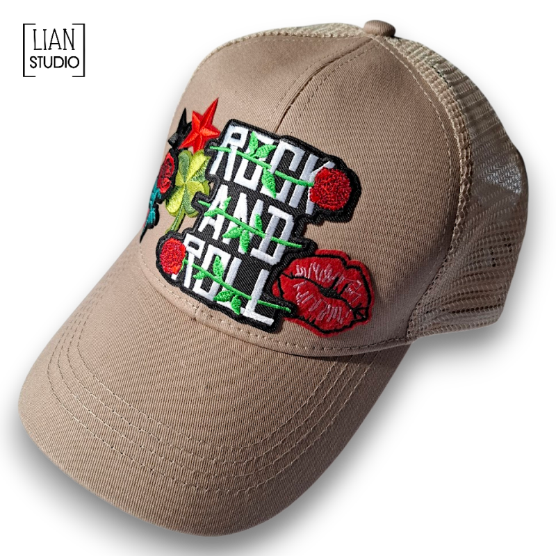 Rock and roll pet met patches rode rozen en wit, zwart en groen, Patch Hat Bar, One of one Collection by LIAN Studio