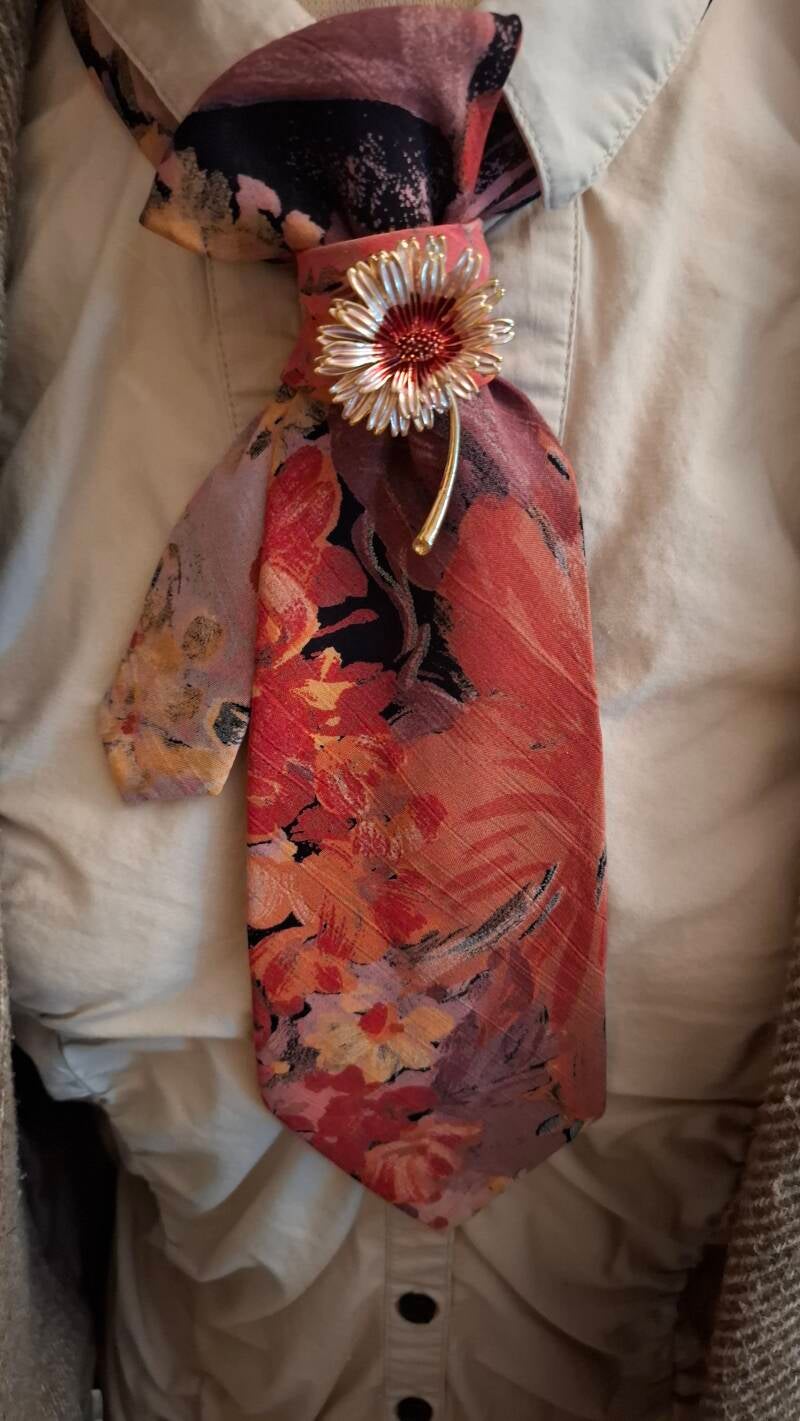 Stijl je gerbera broche op de knoop van je stropdas, dé manier om je stropdas vrouwelijk te maken, volg LIANsStudio op Pinterest voor meer tips en inspiratie