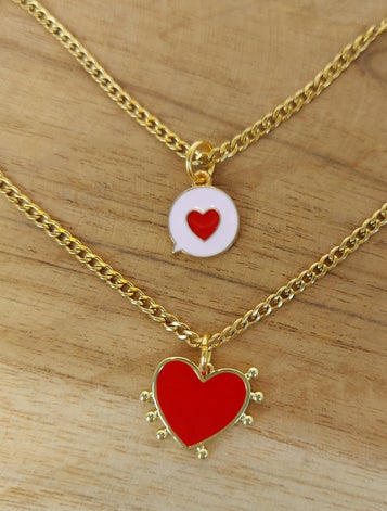 Praatwolk bedel en Rood hart bedel aan Oriana ketting