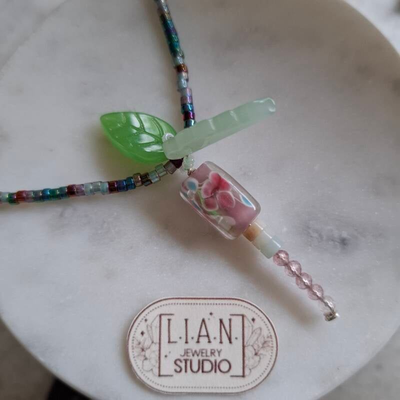 Mystic Dew metallic kralenketting x Dreamy Petal Wand hanger Berry Chic sieraden collectie